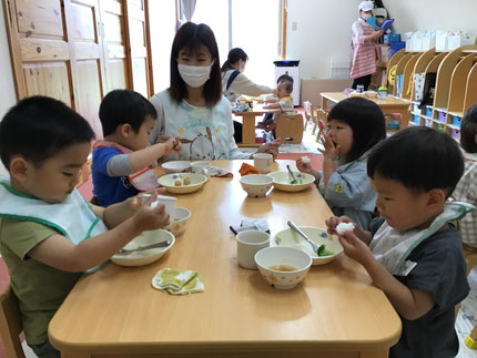 「お弁当みたいだね！」「「おにぎりが手についた〜！」とみんな楽しそうに食べていました。
