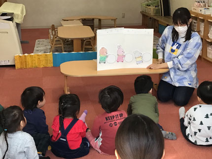 お楽しみ会は、先生が動物たちが雪だるまを作るお話の出し物をしてくれました。
