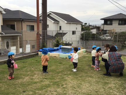 今日は、そらぐみさんとひかりぐみさんはどんぐりを拾って遊びました。「あった！」「おっきいの、あった！」と嬉しそうにどんぐりを集めていました。
