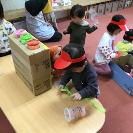 ひかりぐみさんとそらぐみさんは「ハンバーガ屋さんごっこ」をして遊びました。店員さんになりきってジュースを作っていました。