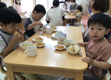 「これなあに？」「おいもだよ！」「これは？」「にんじん！」とポトフのお野菜をあてっこしながら食べている子もいましたよ！