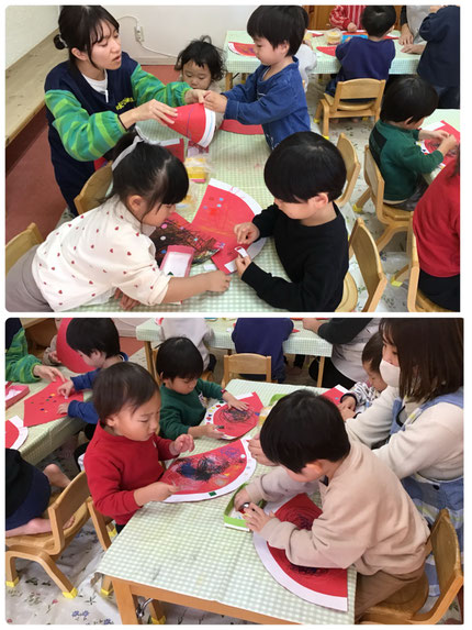 今日は、ほしぐみさんはサンタ帽子にシールを貼りました。「キラキラはる！」「ハートもあるよ！」と好きなシールを選んで楽しそうに貼っていました。