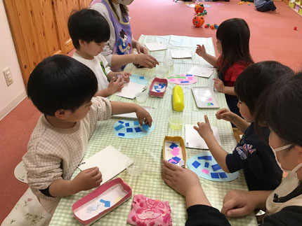「つぎはなにいろにしようかな？」「のりがてにくっついた！」とみんな楽しそうに貼っていました！