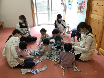 最後は新聞紙をみんなで細かくちぎって遊びました。元気よく上に投げて「ゆきだよ！」「あめ！」「ふわふわ！」と大笑いしていました！
