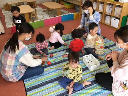 ひかりぐみさんとそらぐみさんはどんぐりで遊びました。どんぐりコースターで遊んだり、どんぐりのマラカスを振りながら♪どんぐりここころ♪と上手に歌っていました。今年は保育園は今日で最後です。皆様良いお年を！