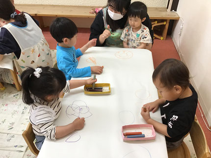 「あかにする！」「つぎはあお！」と好きな色を選んでたくさんお絵描きしていました。