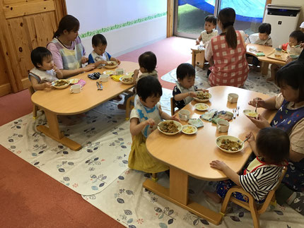 今日の給食は、夏野菜カレー・コールスロー・バナナでした。