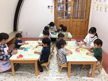 今日はほしぐみさんは粘土遊びをしました。粘土ベラや手で上手に粘土を細かく切って粘土板いっぱいに広げて遊びました！