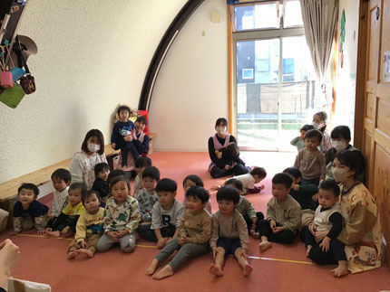 みんな、「パンダさんきた！」「つぎは、ゴリラさんかな？」「バナナもってる！」と、何が出てくるかあてっこしながら楽しそうに見ていましたよ!!