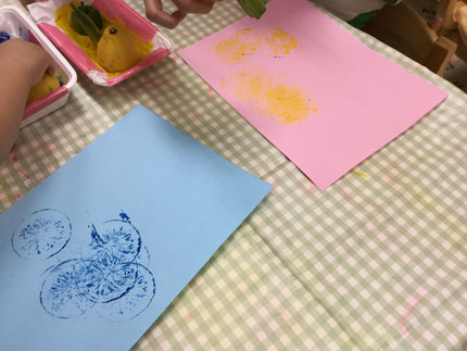 以前は大きな紙にペタペタと押していた野菜スタンプ。今日は色画用紙に押したよ。何に変身するのか楽しみだね！