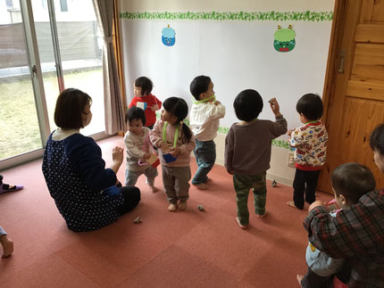 ひかりぐみさんとそらぐみさんも枡を使って鬼に新聞紙の豆をまきました。