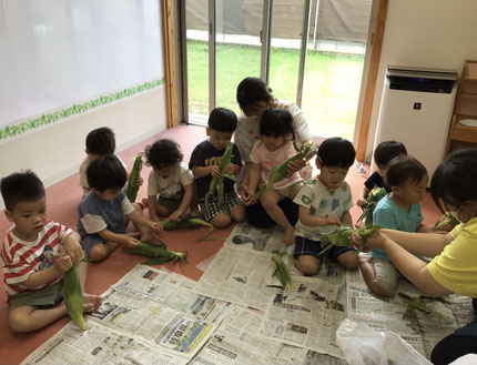 「なかなかとれないね。」「もじゃもじゃがついてる！」とみんな楽しそうにむいていました。