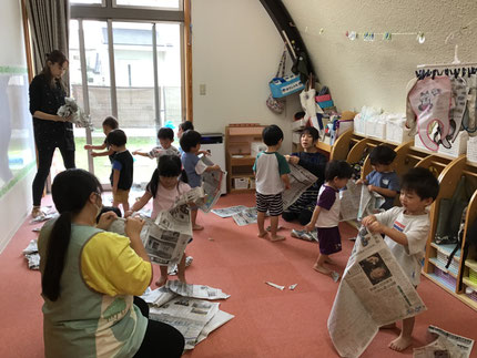 ほしぐみさんは新聞紙遊びをしました。新聞紙を手でビリビリちぎったり、大きな新聞紙を、「アーンパンチ！」と手で破いたりして遊びました。