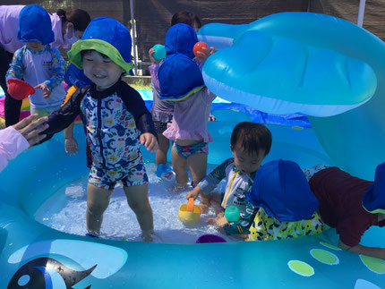 水をかけっこしたり、浮かんでいるボールをいっぱい集めたり、みんなプール遊びを楽しんでいました！