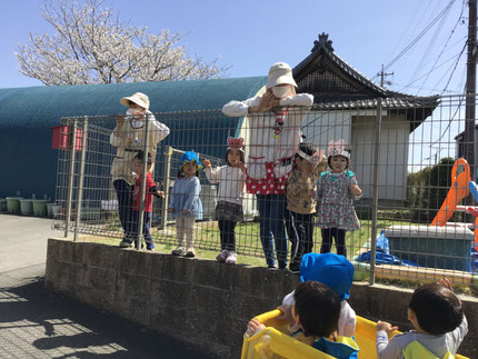 「おかえりー」と園庭で遊んでいたほし組さんがお出迎えしてくれました。