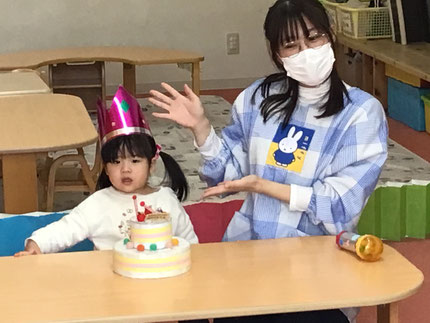 今日は12月生まれのお友達のお誕生日会をしました。みんなから♪ハッピーバースデー♪の歌とケーキのプレゼント。お誕生日おめでとう！