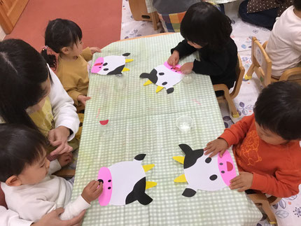 　ひかりぐみさんは、牛の顔に目や口を貼りました。