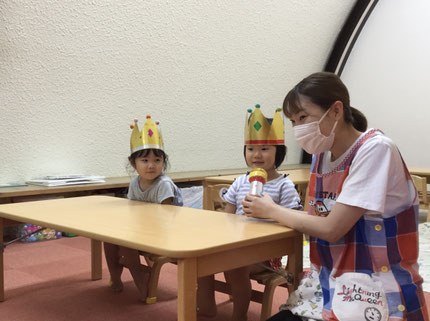 今日は、9月生まれのお友だちのお誕生日会でした。みんなから「ハッピーバースデー♪」の歌とケーキのプレセントをしてもらいました。時折２人で顔を見合わせて、嬉しそうにしていましたよ。3歳のお誕生日おめでとう！