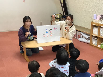 今日はひなまつり会でした。先生がひなまつりのお話をしてくれました。みんなでパネルシアターを見入っていました。