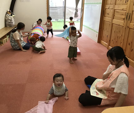 今日は、ひかりぐみさんとそらぐみさんはふわふわの布や、トンネル、平均台で遊びました。