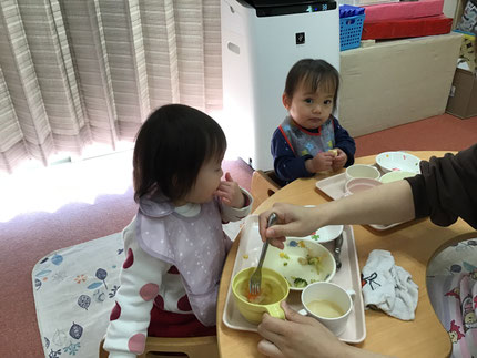 そらぐみさんもパンを上手に持ってピカピカに食べました！