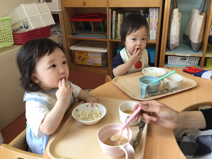 そら組さんも具がいっぱいのスープや、パンを上手に手でつかんで美味しそうに食べていました！