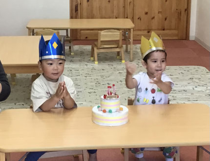 今日は5月生まれのお友達のお誕生日会をしました。みんなから♪ハッピーバースデー♪の歌とケーキのプレゼント。お誕生日おめでとう！