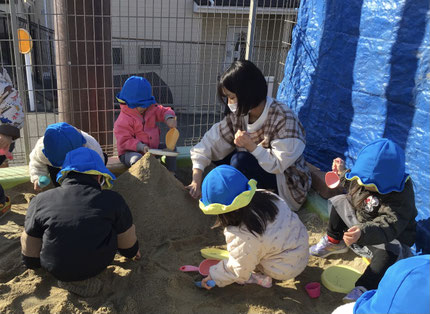 最後には座っている子ども達と同じくらいの大きさのとっても大きなお山ができて、「すごーい！」「おっきいのできたね！！」とみんな嬉しそうでした！！