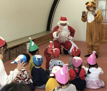 今日はクリスマス会でした。プレゼントを持ったサンタさんが保育園にもやって来ました！