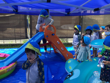 暑い日は水の感触が気持ち良いです。ウォータースライダーでは、水の流れで勢いもつき、びっくりする子や喜んで声を出す子など様々でした。でもみんな滑り終えると笑顔いっぱいでした。