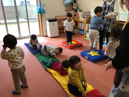 サーキット遊びでは、「みんなでハイハイしてマットわたろう！」「じゅんばんばんね！」と、お友達と相談しながら元気いっぱい遊んでいました！