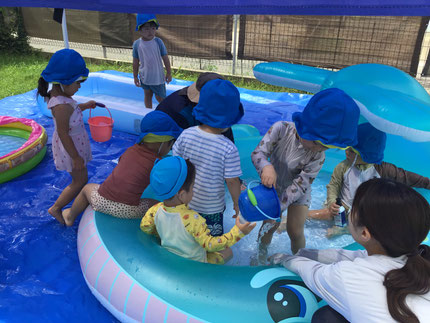 晴天の中、待ちに待ったプール開きです。早速、子どもたちは喜んでプールに入ってジャブジャブ、バシャバシャと水の感触を楽しんでいました。