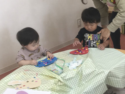 そらぐみさんは、シール貼り遊びをしました。先生に少し台紙から剥がしてもらうと、ペタペタと画用紙に貼って楽しそうにしていました。夢中になって、たくさん貼っている子もいましたよ！