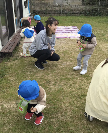 「いっぱいとれた！」「せんせいみて！みて！」とお散歩バックをカラカラ振ってたくさん集めたどんぐりを見せてくれました。