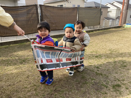 みんなで息を合わせて歩くのはちょっと難しかったけれど、「しゅっぱつしんこー！」と仲良く電車に乗ってにテラスを走っていました！