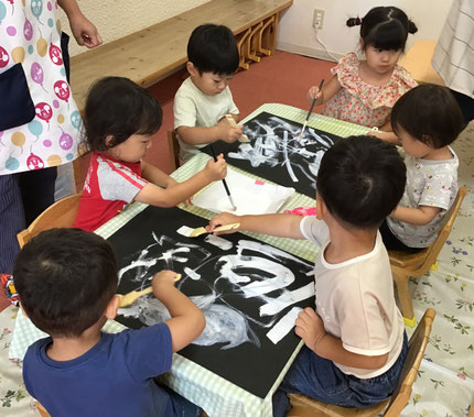 筆や刷毛に白い絵の具をつけてみました。そして、黒い紙に太い線や細い線が描けました。グルグル描くと模様になったよ。