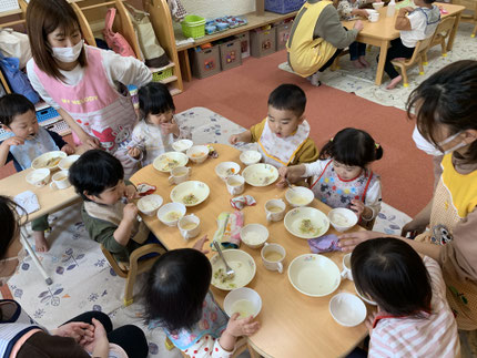あっという間にピカピカになり、おかわりをする子がたくさんいました。入園当初は手づかみ食べだった子も、今ではスプーンやフォークを使って上手に食べられるようになりました。