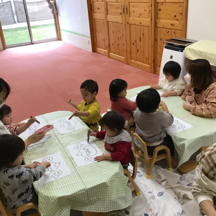 ひかり組さんは、鏡餅の絵の塗り絵をしました。「これにする！」「ぬりぬりー！」と声に出しながら、塗っていました。ひかり組さんの塗り絵も、素敵な凧になるのが楽しみですね。