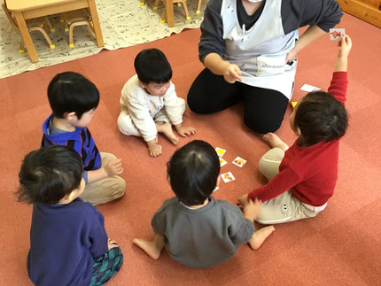 「パンダどれ？」「あったよ！」「つぎは、とる！」「ねこ、とれた！」と大好きな動物の札を探して、楽しそうに遊んでいました。