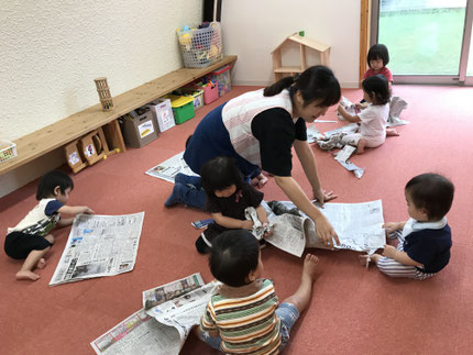 　ひかりぐみさん、そらぐみさんも新聞紙で遊びました。新聞紙の感触はどうだったかな?