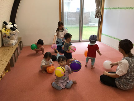 ひかりぐみさんとそらぐみさんは、風船で遊びました。風船を先生やお友達に投げたり、ふわふわと飛んでいく風船を、楽しそうに追いかけて捕まえていました！