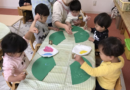 今日は、ひかりぐみさんはスタンプ遊びをしました。「ぴんく！」「きいろ！」「しかく！」「まるがいっぱい！」と好きな形や色を選んでみんな楽しそうにスタンプを押していました。
