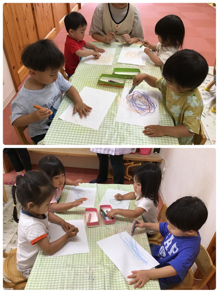 「ピンクでかく！」「あお、かーしーて！」と好きなクレヨンを選んで、「へび、かけた！」「おはなだよ！」「ハートできた！」とみんな好きなものを楽しそうに描いていました。