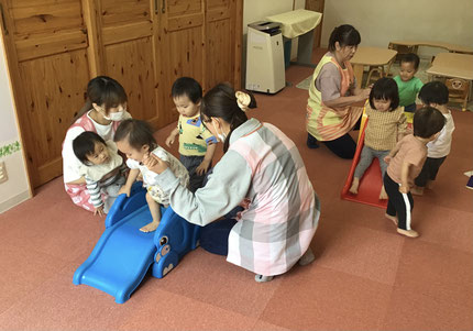 今日は、そらぐみさんとひかりぐみさんは滑り台で遊びました。大小どちらの滑り台も大人気で、みんなニコニコしながら何回も滑っていました。
