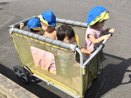 屋外用灯油タンクに映る自分たちの姿を見て「バイバーイ！」と嬉しそうに手を降っていました。自動販売機の前を通ると、「どの飲み物にしようかな？」とお友だちと顔を見合わせて、相談している姿も可愛らしかったですよ。