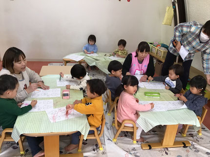 ひかりぐみさんとそらぐみさんは塗り絵をしました。好きな色を選んで、いちごやサンタ、生クリームをぐりんぐりんと上手に塗っていました。　この後、何を作るかとっても楽しみです！