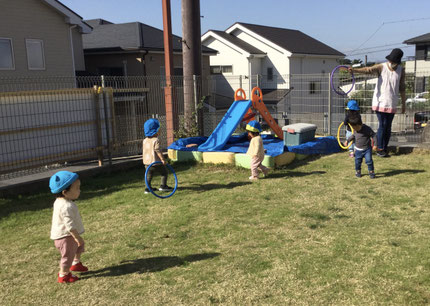 フラフープでは、電車ごっこのように中に入って遊ぶ子や、車のハンドルのように持っている子もいました。先週に比べてポカポカしているので、外で体をたくさん動かして遊んでいきたいと思います！