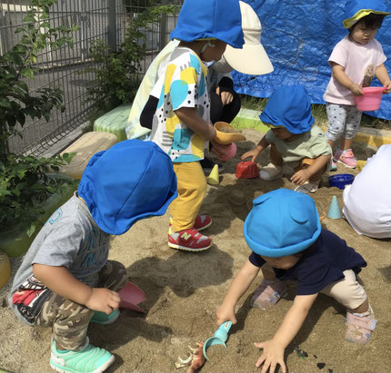 砂を掘って埋まっているおもちゃを探していました。宝探しのようでした！