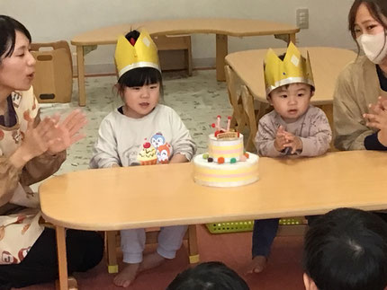 今日は、12月生まれのお友達のお誕生日会をしました。みんなから♪ハッピーバースデー♪の歌とケーキのプレゼント。お誕生日おめでとう！