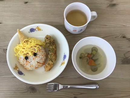 お給食は、とても可愛いおにの顔のピラフを調理員さんが作ってくれました。「おにだー！」「つのがある」などと言いながら、みんなぱくぱくと食べていました。美味しかったね！
